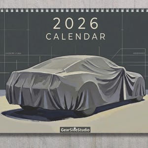 Puede incluir: Calendario 2026 con un coche cubierto por una tela gris, la palabra "CALENDAR" debajo del año. El fondo es gris oscuro con dibujos técnicos. El logotipo de GearSideStudio está en la parte inferior.