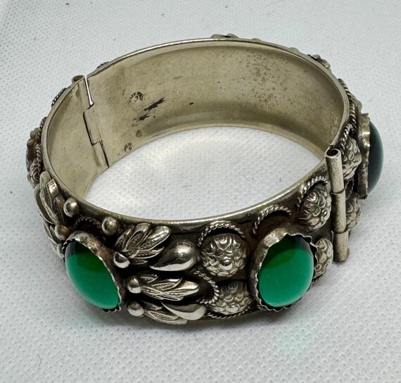 Brazalete ancho, rígido de plata con cabujones de piedra verde