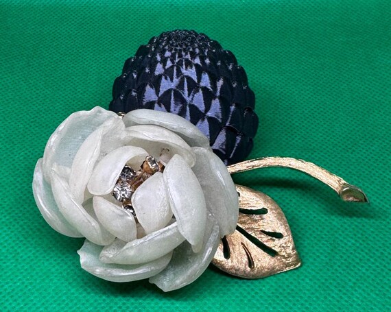 Broche de rosa blanca