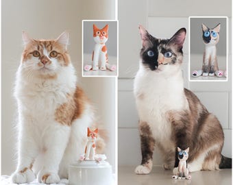 Könnte beinhalten: Zwei Katzen, eine orange-weiß und die andere Schildpatt, werden mit Keramik-Katzenfiguren gezeigt. Die Figuren sind weiß mit orangefarbenen oder schwarzen Markierungen und rosa Pfoten. Die Katzen sitzen auf einer weißen Oberfläche.