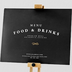 K&ouml;nnte beinhalten: Schwarzes Schiefertafel-Schild mit einem Holzst&auml;nder, das eine Speisekarte f&uuml;r Essen und Getr&auml;nke bewirbt. Der Text lautet "MENU FOOD & DRINKS PREMIUM MEAL AUTHENTIC CUISINE WWW.EXAMPLE.COM 123 Street Name City Name, State Country, 12345 000-000-0000".