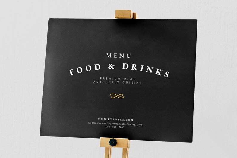 K&ouml;nnte beinhalten: Schwarzes Schiefertafel-Schild mit einem Holzst&auml;nder, das eine Speisekarte f&uuml;r Essen und Getr&auml;nke bewirbt. Der Text lautet "MENU FOOD & DRINKS PREMIUM MEAL AUTHENTIC CUISINE WWW.EXAMPLE.COM 123 Street Name City Name, State Country, 12345 000-000-0000".