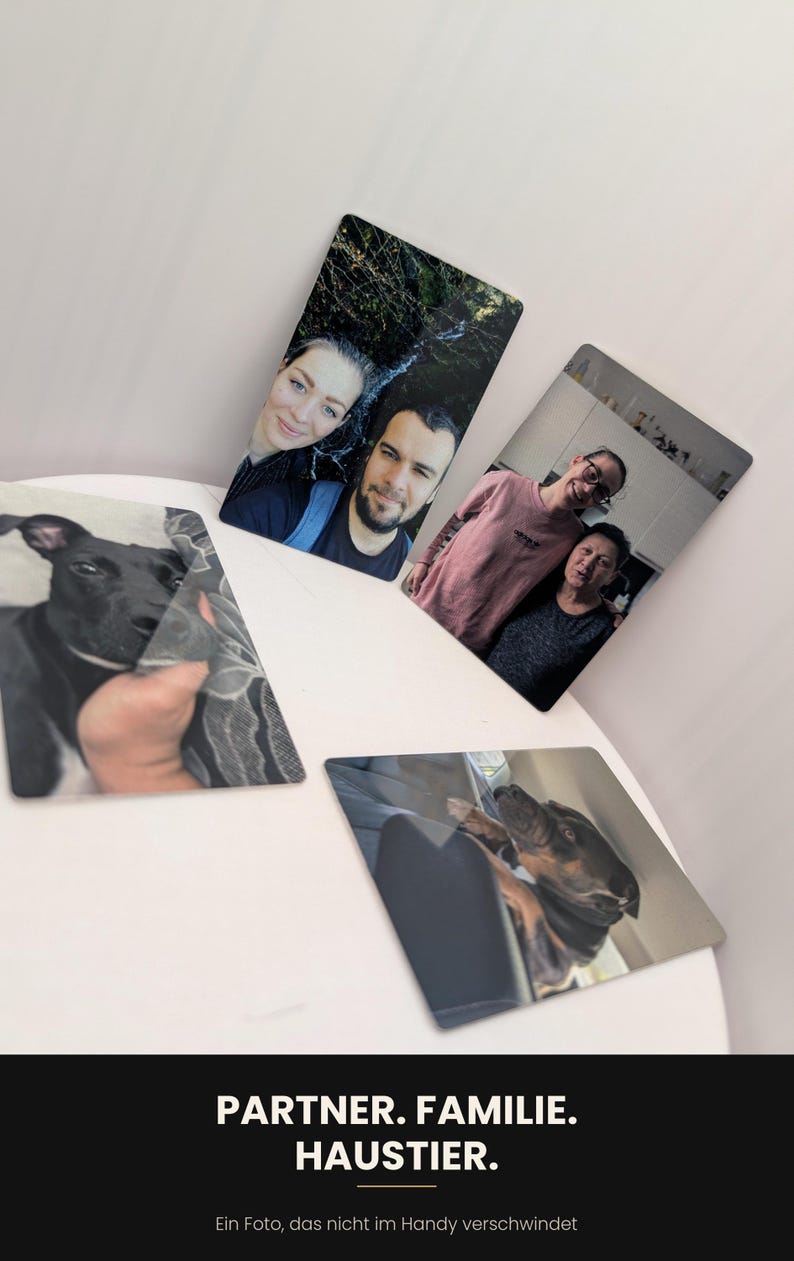 K&ouml;nnte beinhalten: Vier rechteckige Fotoabz&uuml;ge mit verschiedenen Motiven: ein schwarzer Hund, ein Paar im Freien, zwei Personen in einem Innenraum und ein Hund, der in einem Fahrzeug ruht. Die Abz&uuml;ge liegen auf einer wei&szlig;en Fl&auml;che mit dem Text PARTNER. FAMILIE. HAUSTIER.