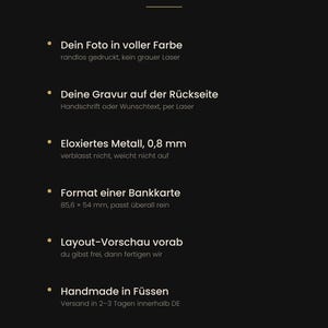 K&ouml;nnte beinhalten: Eine schwarze Informationskarte mit wei&szlig;em und goldenem Text, die Produktmerkmale wie randlosen Farbdruck, Lasergravur auf der R&uuml;ckseite, 0,8 mm eloxiertes Metall und das Bankkartenformat von 85,6 x 54 mm sowie eine Layout-Vorschau beschreibt.