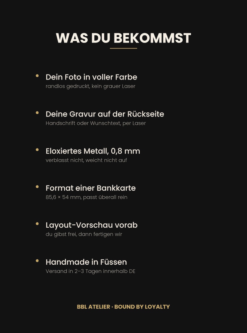 K&ouml;nnte beinhalten: Eine schwarze Informationskarte mit wei&szlig;em und goldenem Text, die Produktmerkmale wie randlosen Farbdruck, Lasergravur auf der R&uuml;ckseite, 0,8 mm eloxiertes Metall und das Bankkartenformat von 85,6 x 54 mm sowie eine Layout-Vorschau beschreibt.