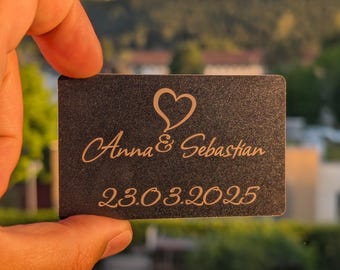 Metallkarte mit Namen und Herz graviert, Datum und Wunschsymbol, Geschenk zum Jahrestag | Gravierte Brieftaschenkarte aus Metall