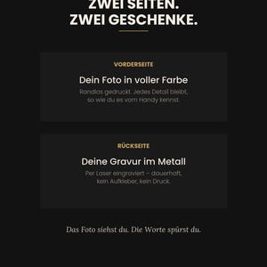 K&ouml;nnte beinhalten: Eine schwarze Infografik mit goldenem Text: ZWEI SEITEN. ZWEI GESCHENKE. Sie beschreibt zwei Seiten: VORDERSEITE mit vollfarbigem Fotodruck und R&Uuml;CKSEITE mit Lasergravur im Metall. Enth&auml;lt den Text BBL ATELIER BOUND BY LOYALTY.