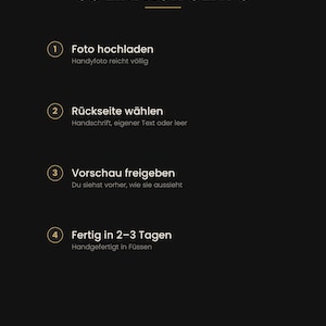 K&ouml;nnte beinhalten: Eine schwarze Infografik mit goldenem Text unter dem Titel SO EINFACH GEHT'S. Sie listet vier Schritte auf: 1. Foto hochladen, 2. R&uuml;ckseite w&auml;hlen, 3. Vorschau freigeben, 4. Fertig in 2-3 Tagen. Unten steht der Text BBL ATELIER - BOUND BY LOYALTY.