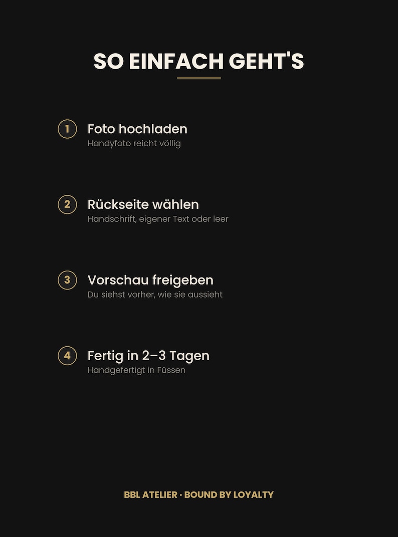 K&ouml;nnte beinhalten: Eine schwarze Infografik mit goldenem Text unter dem Titel SO EINFACH GEHT'S. Sie listet vier Schritte auf: 1. Foto hochladen, 2. R&uuml;ckseite w&auml;hlen, 3. Vorschau freigeben, 4. Fertig in 2-3 Tagen. Unten steht der Text BBL ATELIER - BOUND BY LOYALTY.