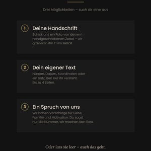 K&ouml;nnte beinhalten: Eine schwarze Infografik mit wei&szlig;em Text, &uuml;berschrieben mit DIE R&Uuml;CKSEITE BESTIMMST DU. Sie listet drei Personalisierungsoptionen auf: 1. Deine Handschrift, 2. Dein eigener Text und 3. Ein Spruch von uns, erg&auml;nzt durch beschreibenden Text und BBL ATELIER - BOUND BY LOYALTY am unteren Rand.