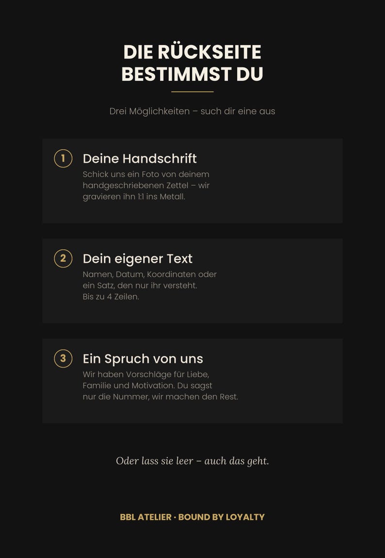K&ouml;nnte beinhalten: Eine schwarze Infografik mit wei&szlig;em Text, &uuml;berschrieben mit DIE R&Uuml;CKSEITE BESTIMMST DU. Sie listet drei Personalisierungsoptionen auf: 1. Deine Handschrift, 2. Dein eigener Text und 3. Ein Spruch von uns, erg&auml;nzt durch beschreibenden Text und BBL ATELIER - BOUND BY LOYALTY am unteren Rand.