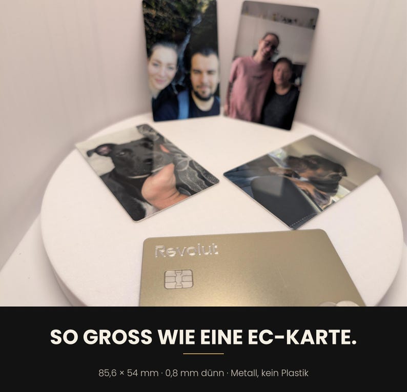 K&ouml;nnte beinhalten: Vier rechteckige Metallkarten mit aufgedruckten Fotos von Personen und einem Hund, pr&auml;sentiert neben einer goldenen Revolut-Zahlungskarte. Die Karten messen 85,6 x 54 mm bei einer Dicke von 0,8 mm und entsprechen der Gr&ouml;&szlig;e einer Standard-EC-Karte.