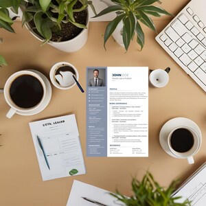 以下が含まれることがあります： 青とグレーのカラーテーマの履歴書テンプレート。履歴書は、民事法の弁護士であるジョン・ドゥー用です。履歴書には、連絡先、学歴、職務経歴、スキル、言語のセクションが含まれています。