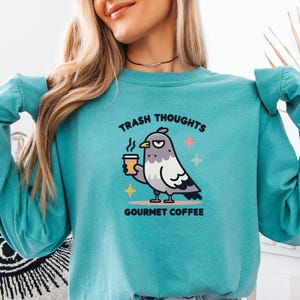 Trash Gedanken Langarm-T-Shirt, lustiges Vogel Komfort Farben T-Shirt, sarkastische Gen Z Meme Ästhetik, ironisches Kaffeetauben-Grafik-T-Shirt