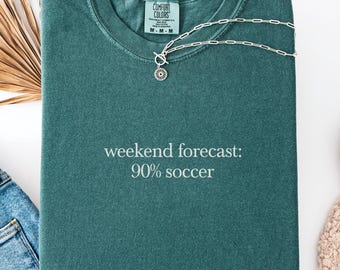 サッカーママのおもしろTシャツ、コンフォートカラーズ、サッカー好きへのギフト