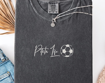 Comfort Colors クールサッカーシャツ、サッカーママパパTシャツ、サッカー愛好家へのギフト、ミニマリストスポーツTシャツ、サッカー選手Tシャツ、サッカーファンへのギフト
