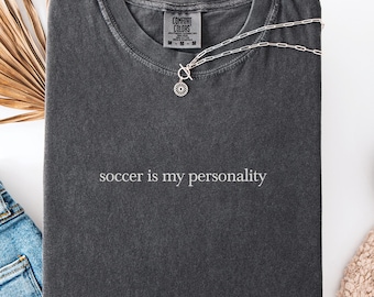 コンフォートカラーのサッカーシャツ、サッカーママパパTシャツ、サッカー愛好家へのギフト、ミニマリストスポーツTシャツ、サッカーユーモア衣装、サッカーファンへのギフト
