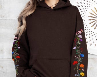 Felpa con maniche a fiori selvatici, pullover floreale in stile cottagecore, abbigliamento per amanti della natura.