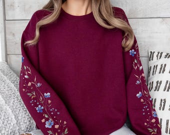 Blusa de moletom aconchegante com estampa floral nas mangas, estampa de flores silvestres, peça única para amantes da natureza, presente perfeito para a primavera/verão, blusa botânica, blusa elegante para jardim.