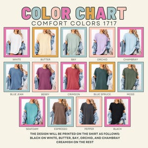 Peut inclure: Nuancier de t-shirts Comfort Colors 1717, avec des couleurs telles que blanc, beurre, baie, orchid&eacute;e et noir. Le motif sera imprim&eacute; en noir sur blanc, beurre, baie, orchid&eacute;e et chambray, et cr&egrave;me sur le reste.