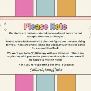 Pode incluir: Uma nota com o texto "Please Note" em rosa e azul, explicando a pol&iacute;tica de impress&atilde;o personalizada da loja, o dimensionamento unissexo e a garantia de satisfa&ccedil;&atilde;o do cliente. O fundo apresenta riscas verticais em rosa, azul e dourado.