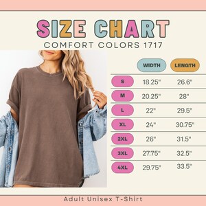Peut inclure: Tableau des tailles pour les t-shirts unisexes adultes Comfort Colors 1717. Les mesures en cm sont fournies pour la largeur et la longueur, allant de la taille S &agrave; 4XL. L'image montre une femme portant un t-shirt marron.