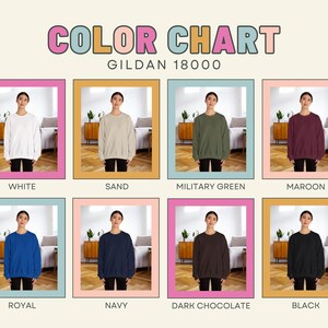 Pode incluir: Tabela de cores com oito cores diferentes de camisolas: branco, areia, verde militar, bord&ocirc;, azul royal, marinho, chocolate preto e preto. Cada cor &eacute; exibida em uma pessoa vestindo a camisola. O texto "TABELA DE CORES" e "GILDAN 18000" est&atilde;o no topo.
