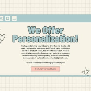 Peut inclure: Graphique bleu clair et cr&egrave;me avec le texte "We Offer Personalization!" dans un style r&eacute;tro. L'image comprend du texte sur les demandes de conception personnalis&eacute;es et les coordonn&eacute;es pour les commandes personnalis&eacute;es. Des c&oelig;urs et des &eacute;toiles d&eacute;coratifs sont &eacute;galement inclus.