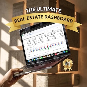 Pode incluir: Um laptop exibindo um painel imobiliário com dados de desempenho financeiro. A tela mostra gráficos e números, com o texto "THE ULTIMATE REAL ESTATE DASHBOARD" em uma faixa dourada. Uma fita dourada #1 é visível.