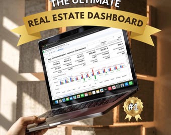 Op de afbeelding: Een laptop met een vastgoeddashboard met financiële gegevens. Het scherm toont grafieken en cijfers, met de tekst "THE ULTIMATE REAL ESTATE DASHBOARD" op een gouden banner. Een gouden #1-lint is zichtbaar.