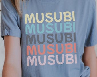 Musubi Lover Graphic Repeat Typography Shirt, Hawaiian Food Culture TShirt, Sushi Fan T-Shirt, Gift for Spam Musubi Lovers, Foodie Tee
