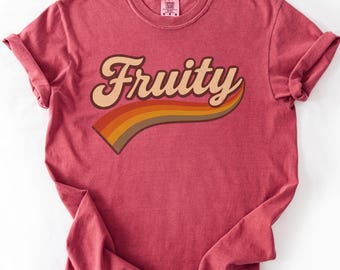 Camiseta retro arcoíris frutal del orgullo, bonita camiseta LGBTQ+ para el mes del orgullo, camiseta gráfica vintage con estética gay, regalo para la comunidad queer, camiseta de los 90