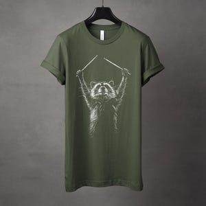 Camiseta con gráfico de mapache, regalo para ella o para él, camiseta de animal salvaje, camiseta para amantes de la música, camiseta de baterista, camiseta de concierto, camiseta de Trash Panda, camiseta de banda Military Green