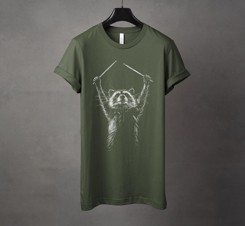 Camiseta con gráfico de mapache, regalo para ella o para él, camiseta de animal salvaje, camiseta para amantes de la música, camiseta de baterista, camiseta de concierto, camiseta de Trash Panda, camiseta de banda Military Green