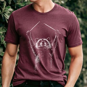 Camiseta con gráfico de mapache, regalo para ella o para él, camiseta de animal salvaje, camiseta para amantes de la música, camiseta de baterista, camiseta de concierto, camiseta de Trash Panda, camiseta de banda Maroon