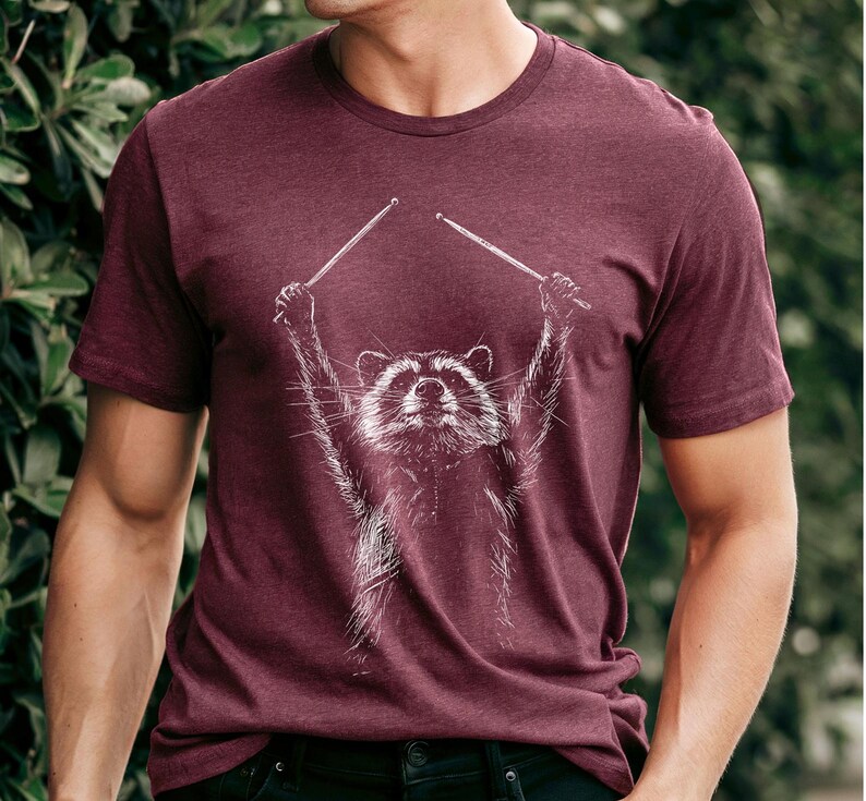 Camiseta con gráfico de mapache, regalo para ella o para él, camiseta de animal salvaje, camiseta para amantes de la música, camiseta de baterista, camiseta de concierto, camiseta de Trash Panda, camiseta de banda Maroon
