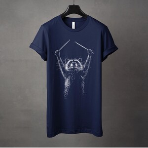 Camiseta con gráfico de mapache, regalo para ella o para él, camiseta de animal salvaje, camiseta para amantes de la música, camiseta de baterista, camiseta de concierto, camiseta de Trash Panda, camiseta de banda Navy