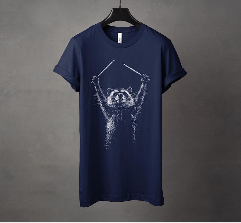 Camiseta con gráfico de mapache, regalo para ella o para él, camiseta de animal salvaje, camiseta para amantes de la música, camiseta de baterista, camiseta de concierto, camiseta de Trash Panda, camiseta de banda Navy