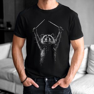 Camiseta con gráfico de mapache, regalo para ella o para él, camiseta de animal salvaje, camiseta para amantes de la música, camiseta de baterista, camiseta de concierto, camiseta de Trash Panda, camiseta de banda Black