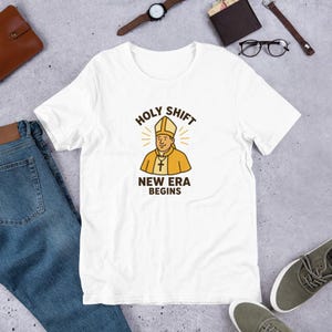 ホーリーシフトTシャツ - 面白い新教皇シャツ、「新時代の始まり」カトリックユーモア、2025年バチカン選挙シャツ、宗教ギフト、ユニセックス信仰シャツ