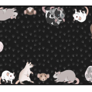 Pode incluir: Tapete de rato retangular preto com ilustrações de desenhos animados de vários ratos em tons de cinza, branco e castanho. O fundo é preto com um padrão de pegadas cinzentas. O tapete tem cantos arredondados.