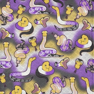 以下が含まれることがあります： 黄色、白、紫のヘビが繰り返し描かれた布地のパターン。ヘビはとぐろを巻いた姿、直立した姿、口を開けた姿など様々なポーズで描かれており、背景にはうっすらと鱗のようなテクスチャが施されています。