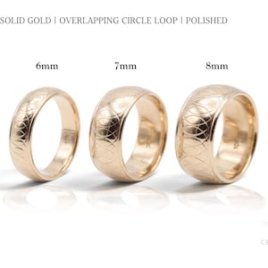 Può includere: Tre anelli in oro massiccio 10K con finitura lucida e un motivo a cerchi sovrapposti. Gli anelli sono etichettati con larghezze di 6mm, 7mm e 8mm. Il testo 10K SOLID GOLD | OVERLAPPING CIRCLE LOOP | POLISHED è visibile in alto.
