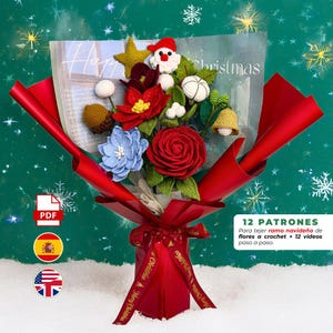 Puede incluir: Un ramo de flores de ganchillo con temática navideña, que incluye una rosa roja, una flor azul y una figura de Papá Noel. El ramo está envuelto en papel rojo y atado con una cinta que dice "Merry Christmas". El fondo es verde con copos de nieve.