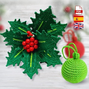 Puede incluir: Un juego de adornos navideños hechos a mano con una hoja de acebo de ganchillo con acentos de bayas rojas y un adorno de bola de ganchillo verde. La hoja de acebo es de un verde vibrante con detalles amarillos.