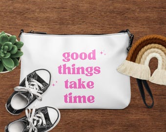 フェイクレザークロスボディバッグ：「良いものは時間をかける」プリント