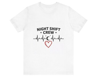 Camiseta unisex de manga corta | Equipo de turno de noche | Sobreviviente | Personal sanitario | Médico | Enfermera