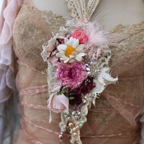 Broche/collier à pendentif surdimensionné artistique, « Printemps rococo » avec finitions antiques et dentelle, brodé et perlé, technique mixte, floral