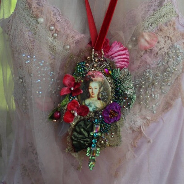 FleursBroche/collier pendentif oversize romantique bohème, avec bordures anciennes et dentelle, broche camée brodée et perlée