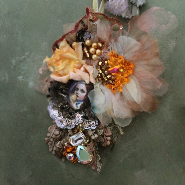 grand pendentif/broche brodé « Fairytale posy », textiles vintage/anciens, brodés et perlés, techniques mixtes